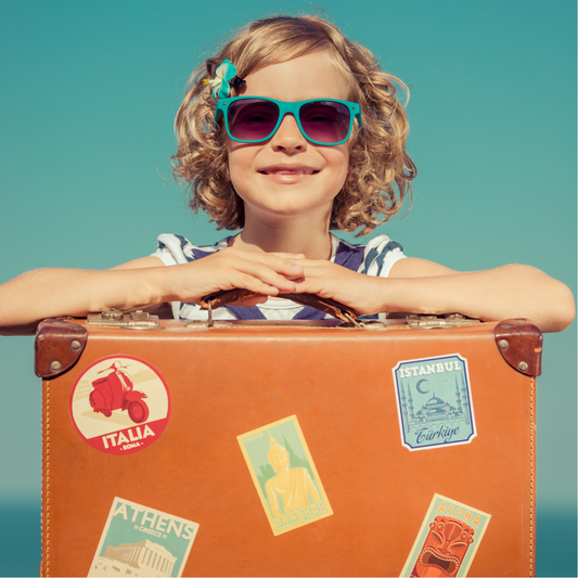 bambini con valigia e occhiali da sole my world in a box scatole a tema viaggio per bambini